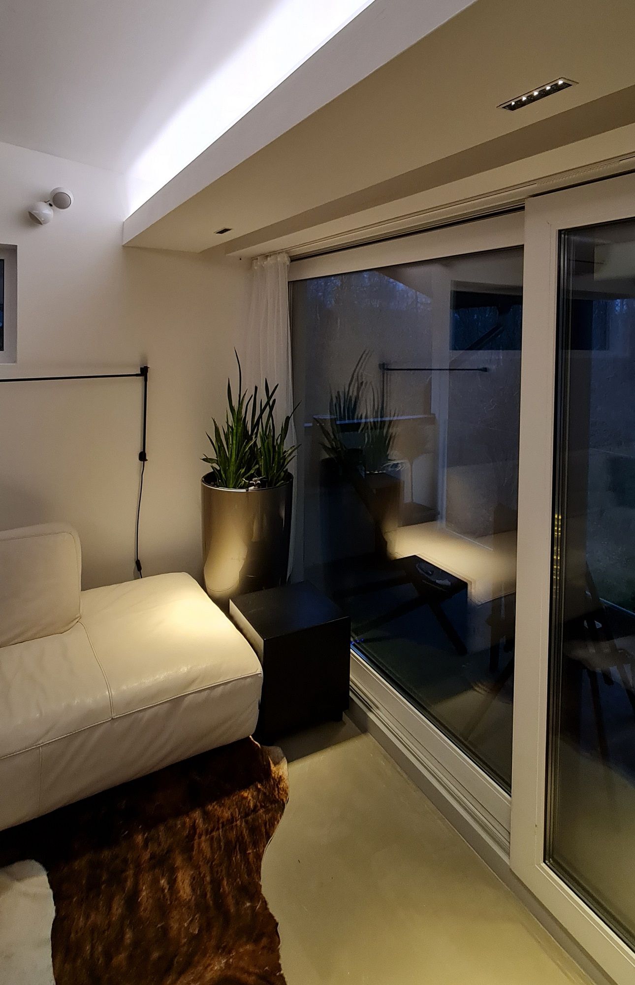 LINJA5 spots and indirect light